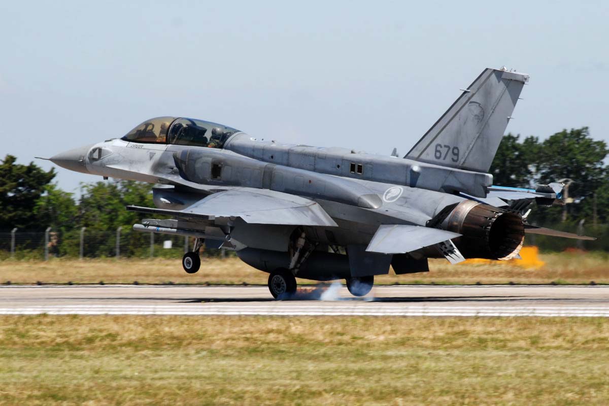 Un F-16D-52+ tocca la pista al rientro da una missione 9v.af_F-16D+_679